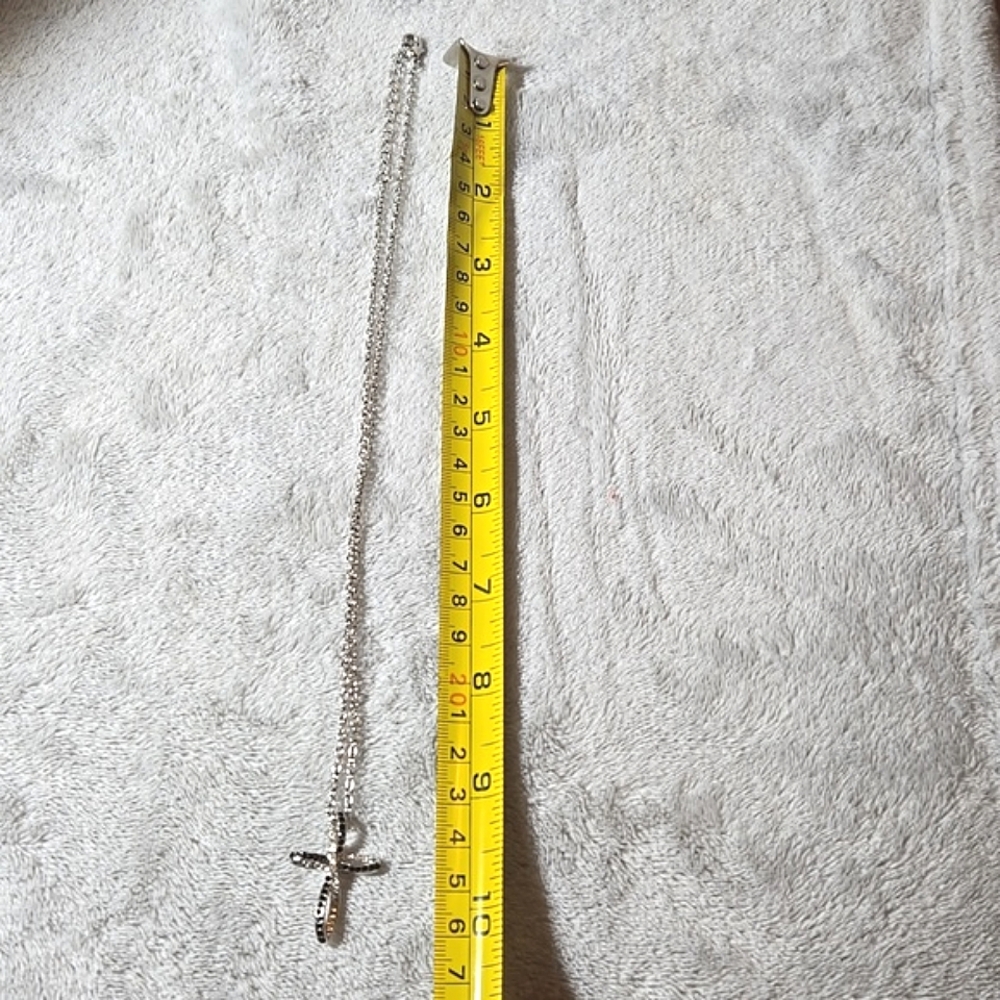 #300 Silver tone cross necklece - Picture 4 of 4